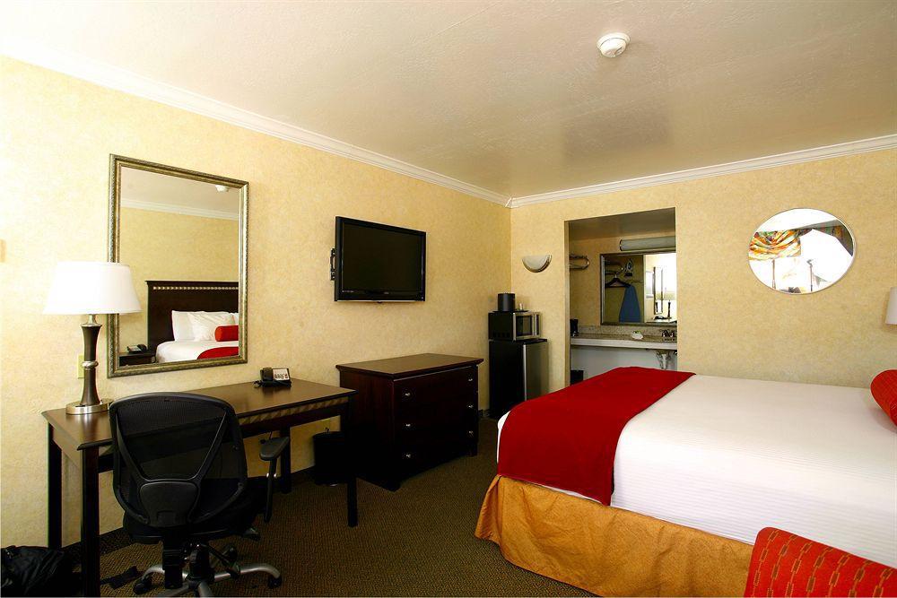 Hotel Tempe/Phoenix Airport Innsuites Hotel & Suites Exterior photo