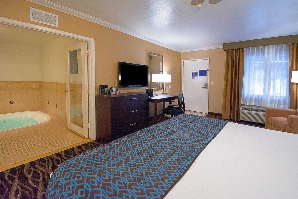 Hotel Tempe/Phoenix Airport Innsuites Hotel & Suites Exterior photo